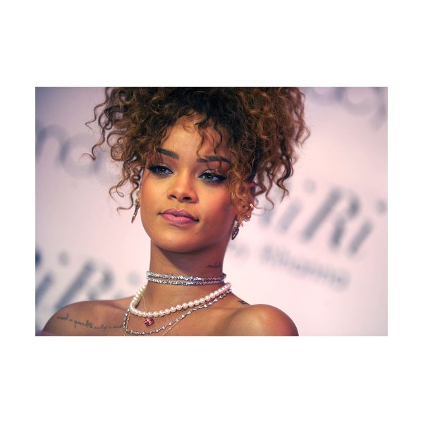 پستر گلاسه طرح Rihanna